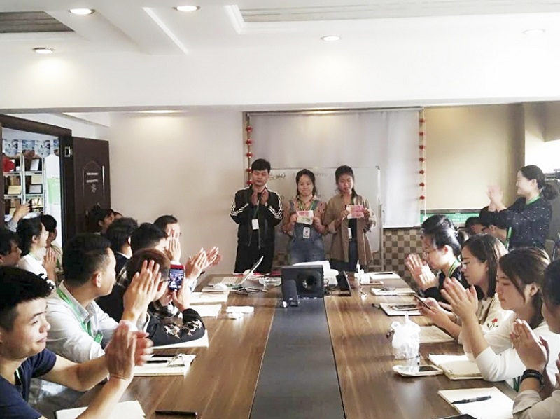 【塔孜头条】对不起，今天早会我们又发钱了！