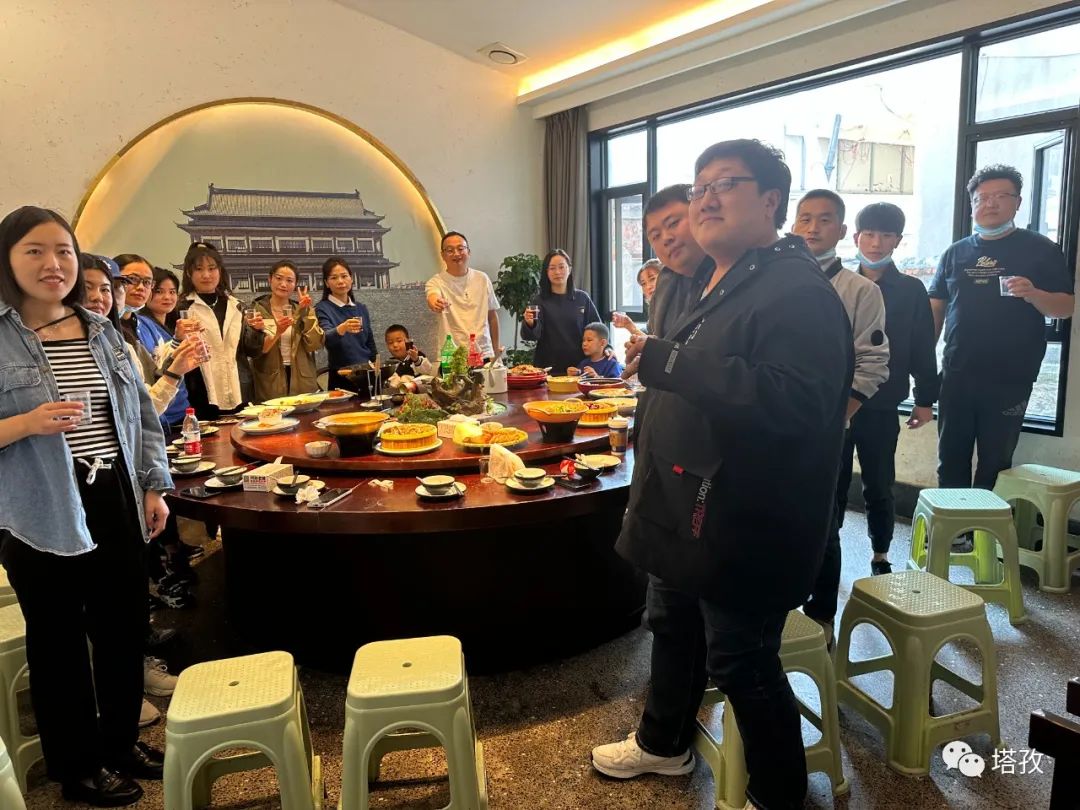 聚餐合影.jpg 聚餐合影.jpg