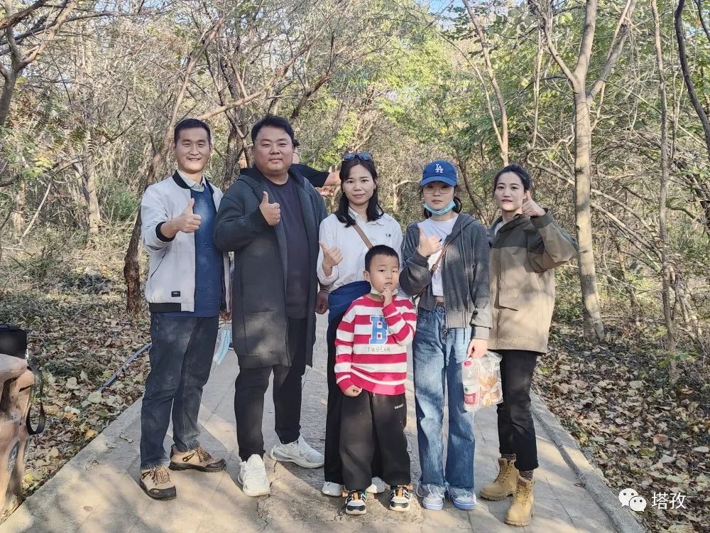 团建合影1.jpg 团建合影1.jpg