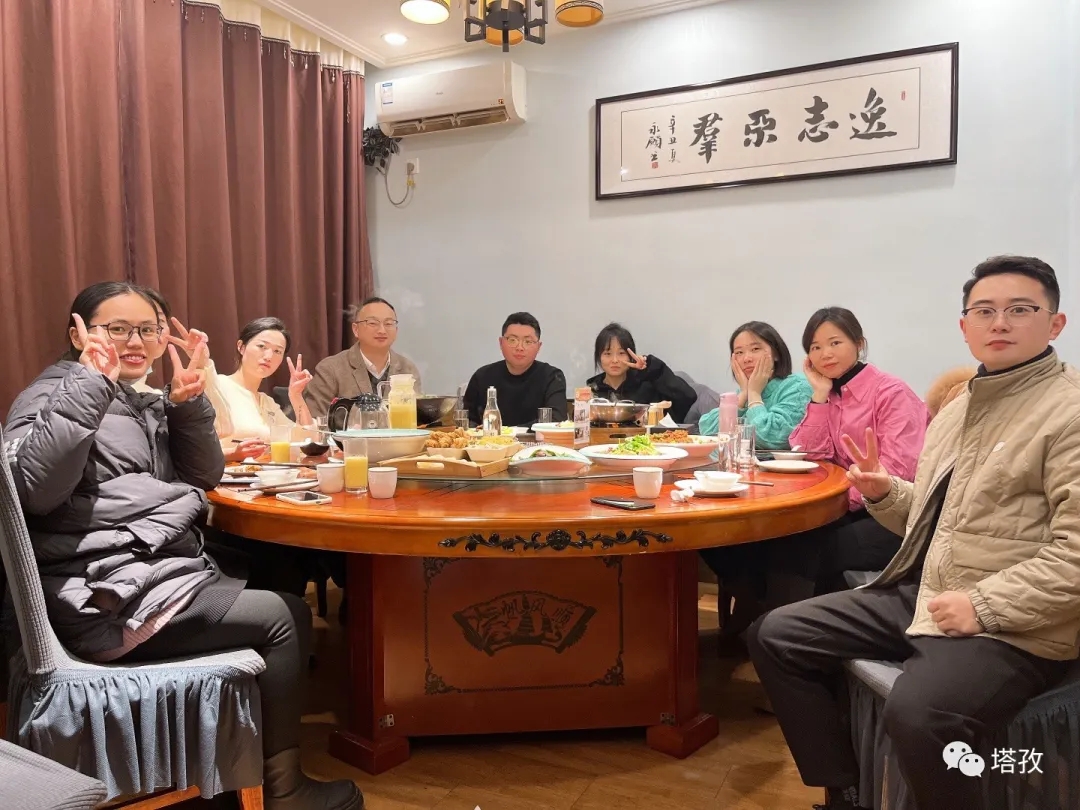 团建聚餐.jpg 团建聚餐.jpg