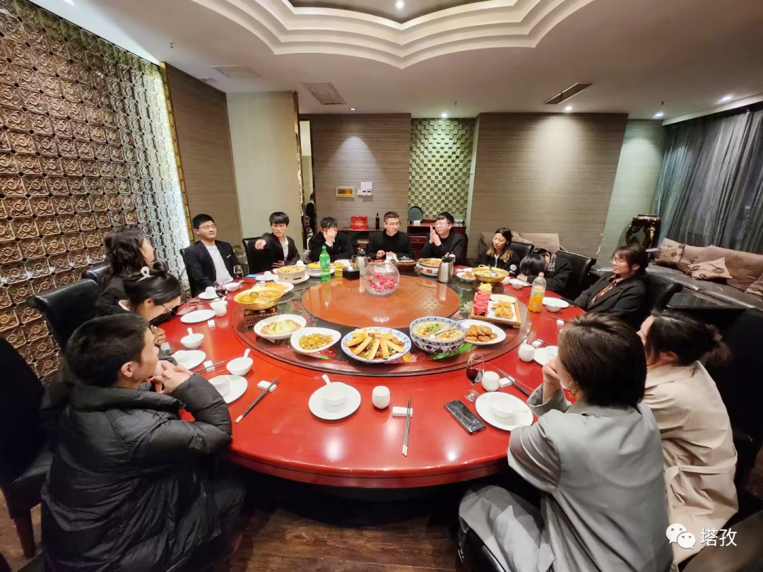 团建聚餐.jpg