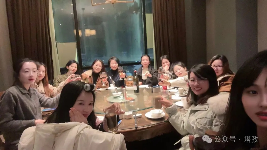 团建聚餐.jpg 团建聚餐.jpg