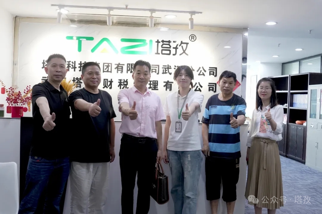 走访合影留念.jpg